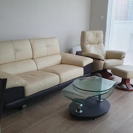 Le Pied Des Monts Daire